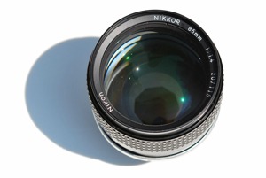 http:  taishimizu.com pictures Nikon nikkor 85mm f1 4 ais review nikon nikkor 85mm f1 4 ais top thumb.jpg