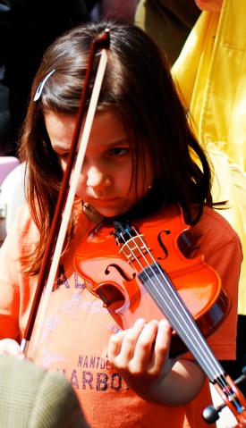 http:  taishimizu.com pictures nikon nikkor 35mm f2 ais review violin girl thumb.jpg